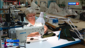 На воркутинской швейной фабрике шьют кадетскую форму для учеников школ