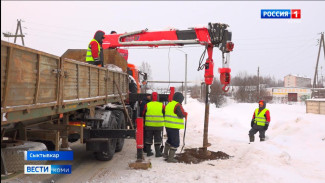 В Сыктывкаре на улице Лесопарковой монтируют столбы освещения