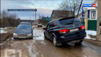 Жители микрорайона Нижний Чов боятся провалиться в яму посреди дороги