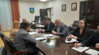 Староста столичного поселка Верхний Мыртыю Игорь Пономарев обсудил со специалистами администрации города вопросы от жителей населенного пункта