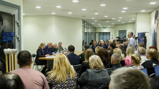 Владимир Уйба провёл встречу с родственниками участников СВО