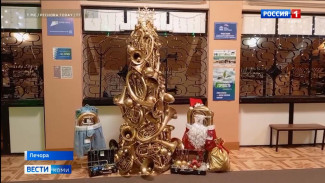 В Доме культуры железнодорожников в Печоре установили елку, выполненную из духовых музыкальных инструментов