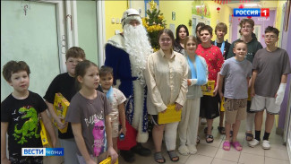 Дедушка Мороз посетил больных детишек Республиканской детской клинической больницы