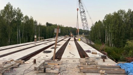 На мосту через реку Лемью завершили монтаж балок