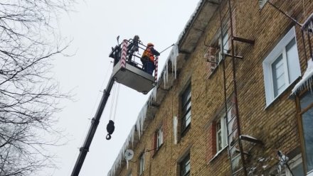 Управляющие и обслуживающие организации Сыктывкара чистят крыши от сосулек и свесов