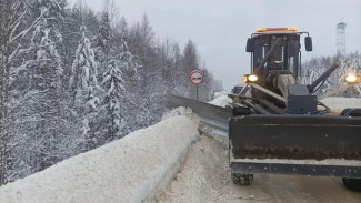 В Ухте на очистке дорог в выходные дни задействовали 15 единиц спецтехники