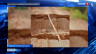 Под поселком Комсомольск-на-Печоре размыло дорогу