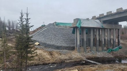 На трассе Сыктывкар – Нарьян-Мар ремонтируют мост через реку Турунъель