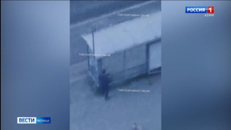 В Эжвинском районе столицы вандалы разбили стекло остановки