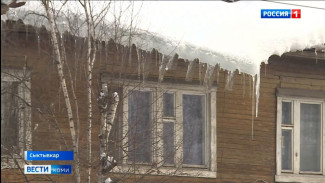 Жители домов по Октябрьскому проспекту в Сыктывкаре жалуются на нечищеные кровли крыш