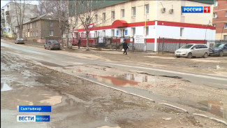 Огромные ямы на ул. Оплеснина в Сыктывкаре