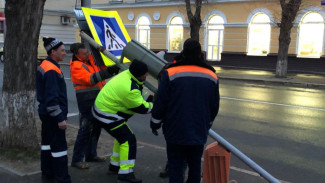 В Сыктывкаре после сильного ветра восстанавливают дорожные знаки и ограждения