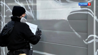 Уличный художник Миша Most создаёт мурал на одном из сооружений Сыктывкара