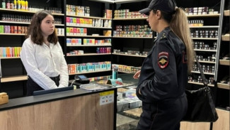 В Усинске полицейские и общественники провели рейд по торговым точкам, реализующим курительные смеси