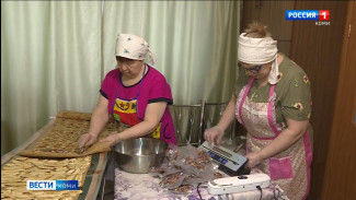 Волонтёры движения «Добровольчество – стиль жизни» готовят витаминные коктейли для бойцов СВО