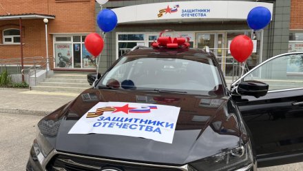 Филиал фонда "Защитники Отечества" вручил ветерану СВО первый в регионе автомобиль с ручным управлением