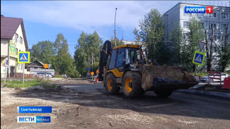 В Сыктывкаре в рамках национального проекта "Инфраструктура для жизни" начали ремонтировать дорогу на улице Карьерной