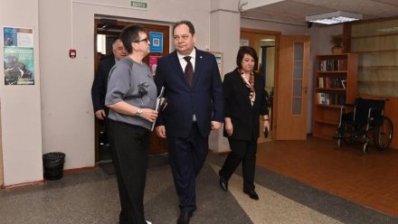 Ростислав Гольдштейн поручил обеспечить тщательный контроль за капремонтом школы №21 в Ухте и переработать для неё брендбук