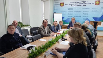 На заседании рабочей группы по охране труда обсудили вопросы безопасного выполнения работ по очистке крыш от снега