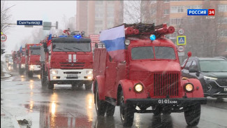 По случаю Дня пожарной охраны России сотрудники МЧС провели автопробег в Сыктывкаре