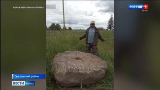 Житель деревни Бубдор Иван Супрядкин нашел старинный жёрнов