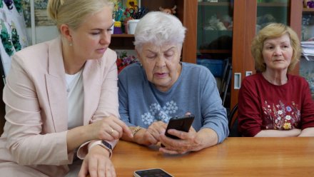 Безопасная и удобная коммуникация: в Эжвинском центре соцзащиты обсудили переход на национальный мессенджер MAX и обучение цифровым навыкам