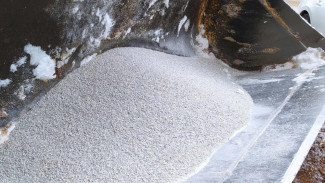 В Сыктывкаре приступили к обработке тротуаров мраморной крошкой