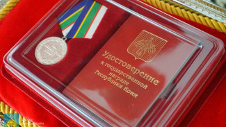 В Сыктывкаре участника специальной военной операции отметили государственной наградой Республики Коми