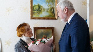 Владимир Уйба поздравил сыктывкарку Людмилу Андрееву с 80-летием со дня полного освобождения Ленинграда от фашистской блокады