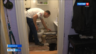 Сыктывкарская семья вынуждена жить с огромной дырой в полу своей квартиры, глубиной в метр