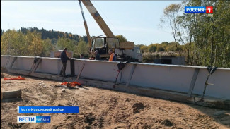 В Усть-Куломском районе продолжается строительство моста через речку Кужъю