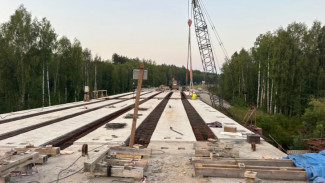 На мосту через реку Лемью завершили монтаж балок