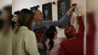 В Сыктывкарском лесопромышленном техникуме открыли мемориальную доску в честь Александра Дубогрызова