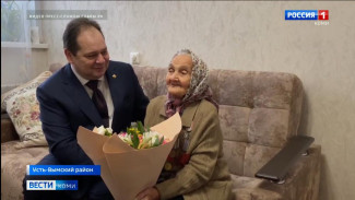 Ростислав Гольдштейн вручил первую медаль «80 лет Победы в Великой Отечественной войне» ветерану из села Усть-Вымь Анне Алексеев