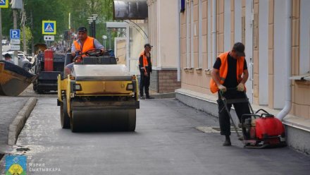 На улице Орджоникидзе в Сыктывкаре идёт ремонт тротуаров 