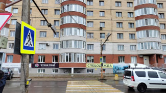 Безопасный переход возле дома 36 по улице Кутузова оборудован светофором с вызывной кнопкой