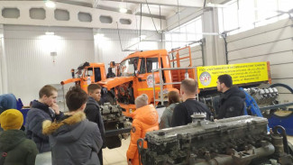 Знакомство с профессией: школьники Сыктывкара побывали в мастерских автомеханического техникума