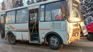 Автобус №12 в Сыктывкаре протаранил легковой автомобиль