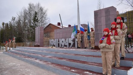 В Ижме торжественно зажгли Огонь памяти в честь павших защитников Отечества