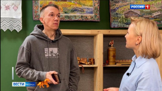 Мастер резьбы по дереву из Сыктывкара Олег Махов помогает воссоздавать элементы декора в Государственном музее-заповеднике 