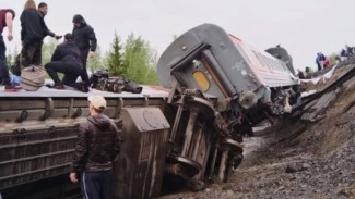 На перегоне Инта-1 – Угольный Северной железной дороги произошёл сход девяти вагонов пассажирского поезда Воркута – Новороссийск