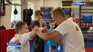 В Сыктывкаре прославленные спортсмены-боксёры провели мастер-класс для детей с особенностями здоровья