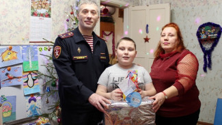 В Сыктывкаре руководитель Росгвардии принял участие в благотворительной акции «Ёлка желаний»