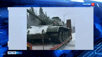 В Корткерос из Ухты доставили танк, который станет одним из главных экспонатов сельского парка "Победа"