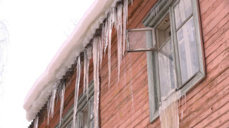  В администрации Сыктывкара обслуживающим организациям и собственникам зданий и сооружений напомнили о необходимости своевременно очищать кровли от снега и сосулек