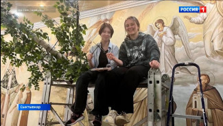 Студенты СГУ им. Питирима Сорокина приняли участие в реставрации фрагмента стены Белого зала Свято-Стефановского собора