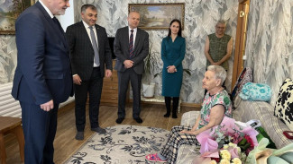 Владимир Уйба поздравил жительницу Усинска Ларису Маловичко с 80-летием со дня полного освобождения Ленинграда от фашистской блокады