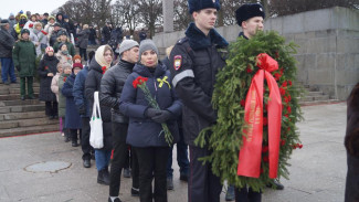 Делегация Республики Коми почтила память защитников Ленинграда на Пискаревском мемориале в Санкт-Петербурге