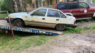 Операция "Автохлам": из столичных дворов вывезли пять брошенных автомобилей