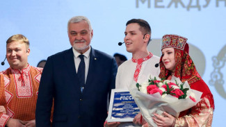 Владимир Уйба на выставке «Россия» поздравил молодожёнов из Коми с началом счастливой семейной жизни